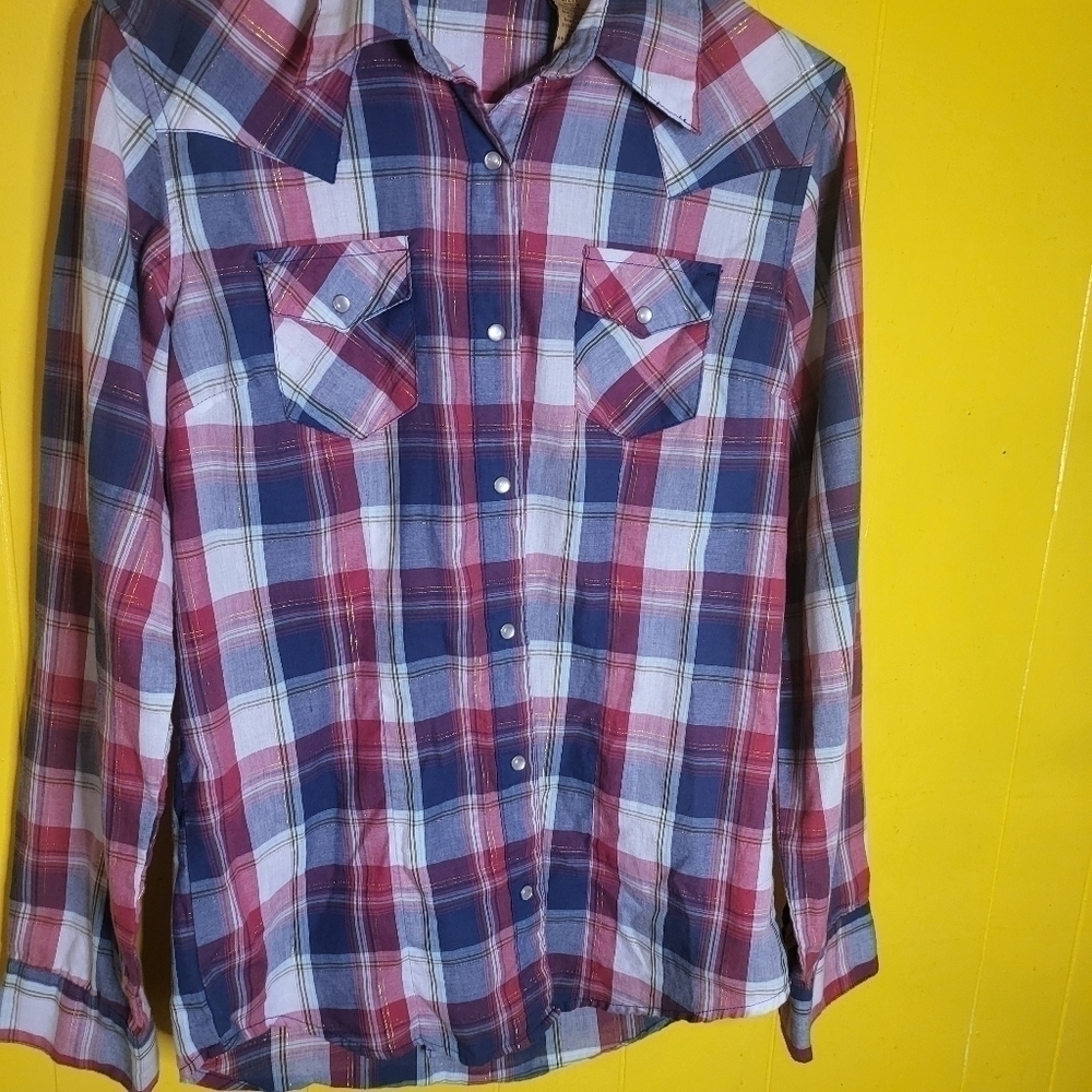 Wrangler woman's Plaid button down***DON'T FORGET TO STOP BY THE CLOSET*****TY**